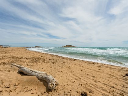 Playa Carratois and, in the background, Isola delle Correnti